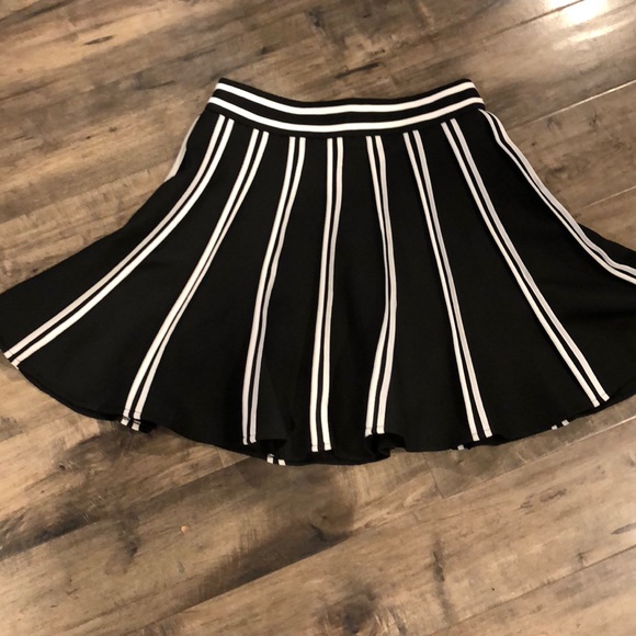 Black and white mini skirt with a flare - Picture 2 of 2